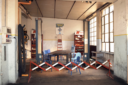 smoke-table-with-clay-chair.jpg
