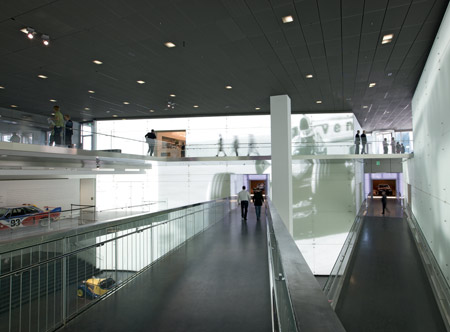 bmw-museum-munich-08_bmw-platz.jpg
