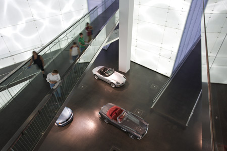 bmw-museum-munich-09_bmw-platz.jpg