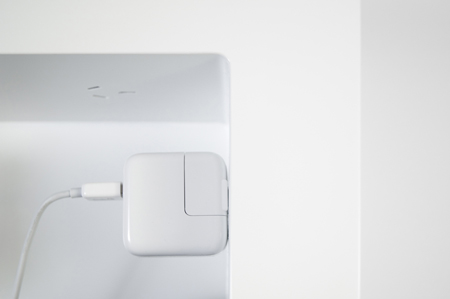 charger-frame-by-naolab-4_naolab-chargerframe-apple.jpg