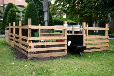 1-water-pig-toilet-2005-atelier-van-lieshout.jpg