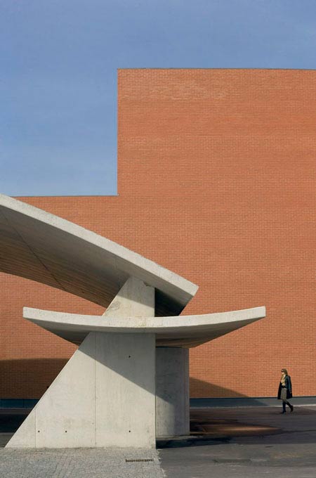 duccio-malagamba-photographs-alvaro-siza-multipurpose-pavilion-gondomar-2.jpg