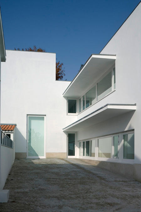 duccio-malagamba-photographs-alvaro-siza-parish-centre-marco-de-canaveses-2.jpg