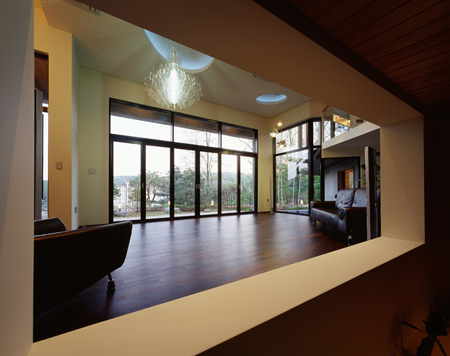 z-house-by-hohyun-park-hyunjoo-kim_livingarea-view-from-librar.jpg
