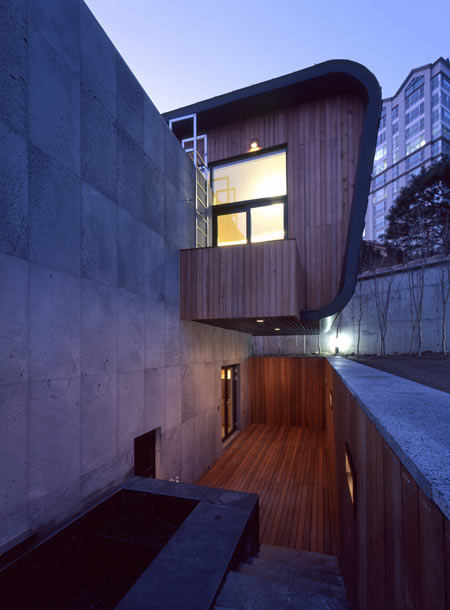 z-house-by-hohyun-park-hyunjoo-kim_sunken-garden-with-outside.jpg