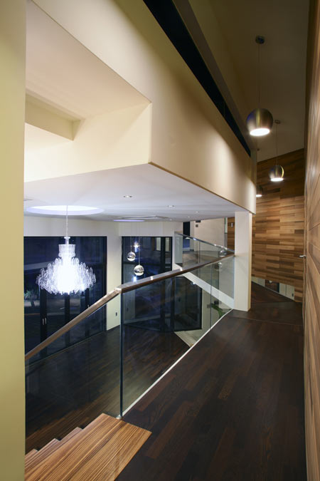 z-house-by-hohyun-park-hyunjoo-kim_upper-level-corridor.jpg