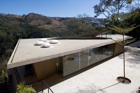 pl-house-by-fernando-maculanpedro-morais-02.jpg