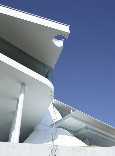 Mountains and Opening House by Eastern Desighn Office Mountains and Opening House by Eastern Desighn Office