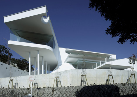 Mountains and Opening House by Eastern Desighn Office Mountains and Opening House by Eastern Desighn Office