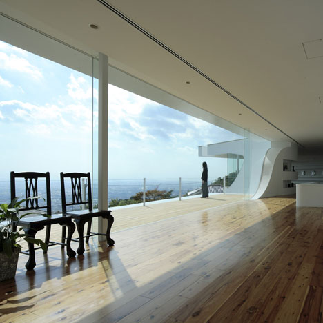 Mountains and Opening House by Eastern Desighn Office Mountains and Opening House by Eastern Desighn Office