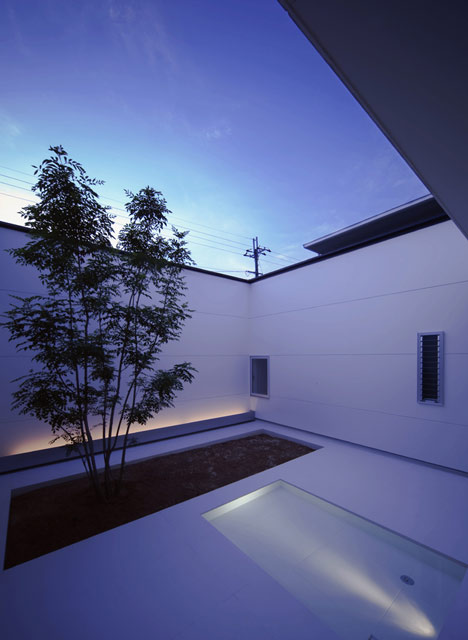 House with Tiny Pool by Shunichiro Ninomiy House with Tiny Pool by Shunichiro Ninomiy
