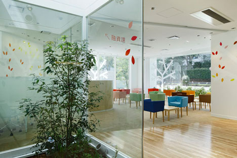 Sugamo Shinkin Bank by Emmanuelle Moureaux