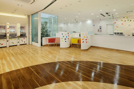 Sugamo Shinkin Bank by Emmanuelle Moureaux
