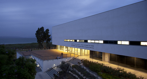 The Robert and Yadelle Sklare Family Library by Schwartz Besnosoff Architects