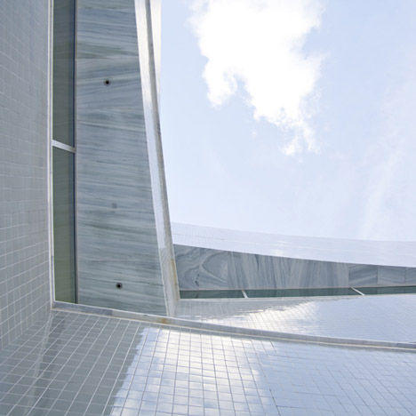 Paraninfo de la Universidad del País Vasco by Álvaro Siza