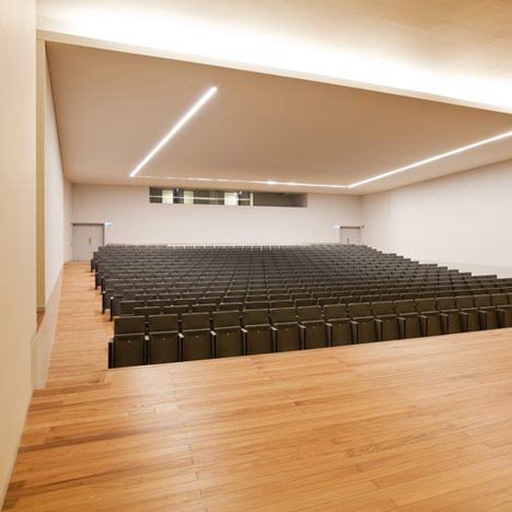 Paraninfo de la Universidad del País Vasco by Álvaro Siza