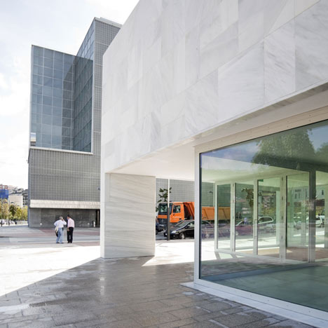Paraninfo de la Universidad del País Vasco by Álvaro Siza