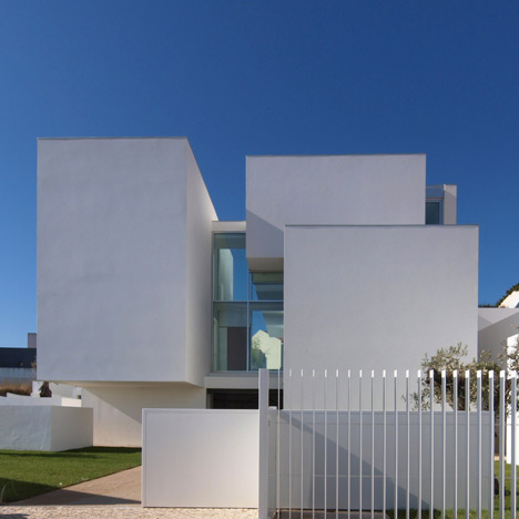 House in Paco de Arcos by Jorge Mealha Arquitecto