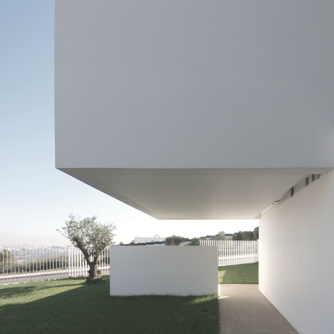 House in Paco de Arcos by Jorge Mealha Arquitecto