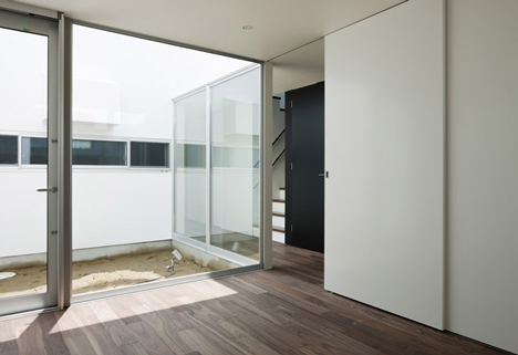 Lift by Apollo Architects ＆ Associates