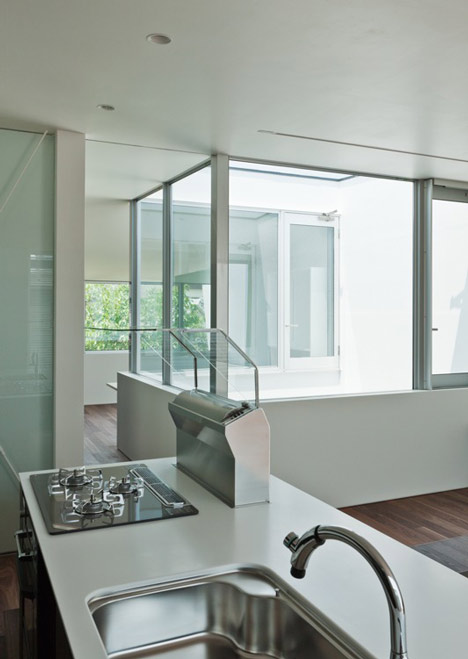 Lift by Apollo Architects ＆ Associates