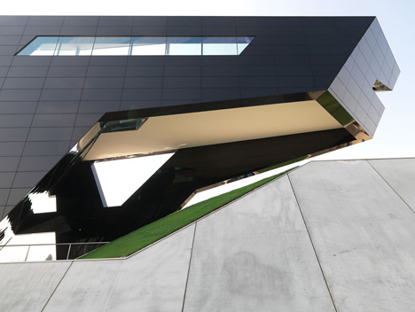 MP09 Black Panther by GS Architects