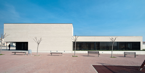 Medical Centre in Milagro by Doblee Architects