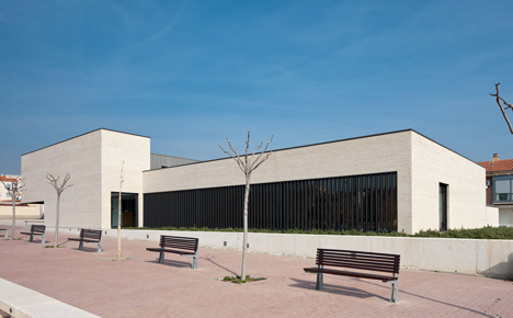 Medical Centre in Milagro by Doblee Architects