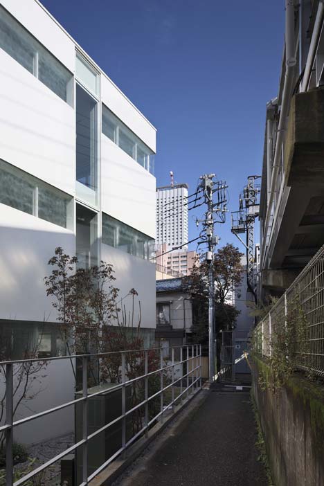 Office building by Takeshi Hosaka Architects
