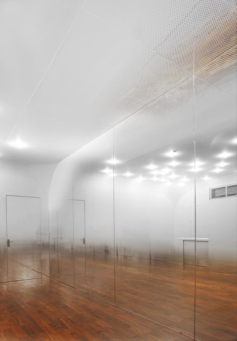 Anzas dance studio by yoshimasa tsutsumi