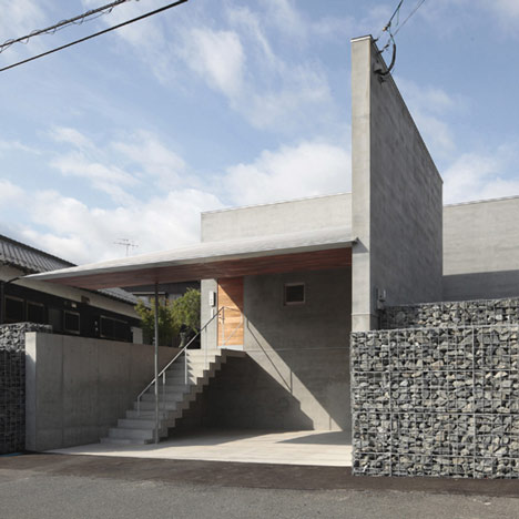 House with a wall by MasaoYahagi Architects House with a wall by MasaoYahagi Architects