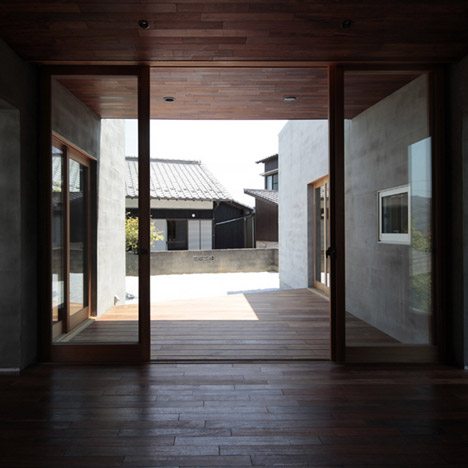 House with a wall by MasaoYahagi Architects House with a wall by MasaoYahagi Architects