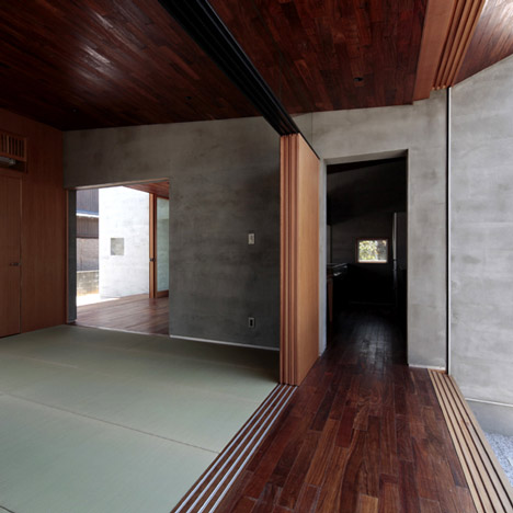 House with a wall by MasaoYahagi Architects House with a wall by MasaoYahagi Architects