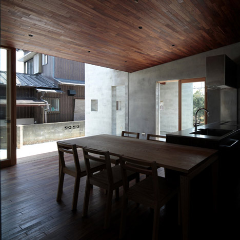 House with a wall by MasaoYahagi Architects House with a wall by MasaoYahagi Architects