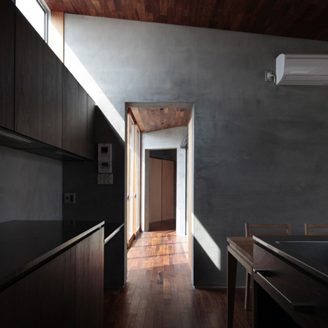 House with a wall by MasaoYahagi Architects House with a wall by MasaoYahagi Architects