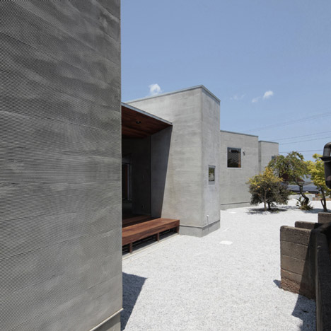 House with a wall by MasaoYahagi Architects House with a wall by MasaoYahagi Architects