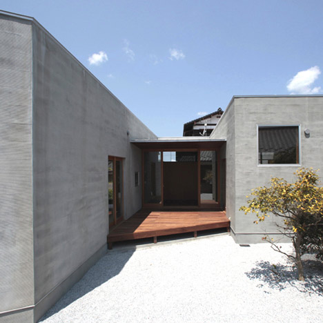 House with a wall by MasaoYahagi Architects House with a wall by MasaoYahagi Architects