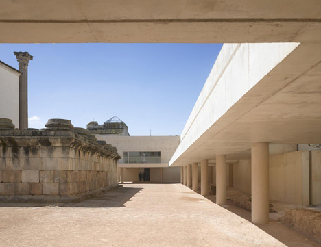 Entorno del Templo de Diana by Jose Maria Sanchez Garcia