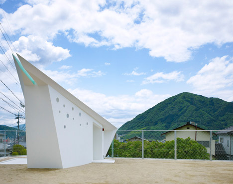 Hiroshima Park Restrooms by Future Studios Hiroshima Park Restrooms by Future Studios