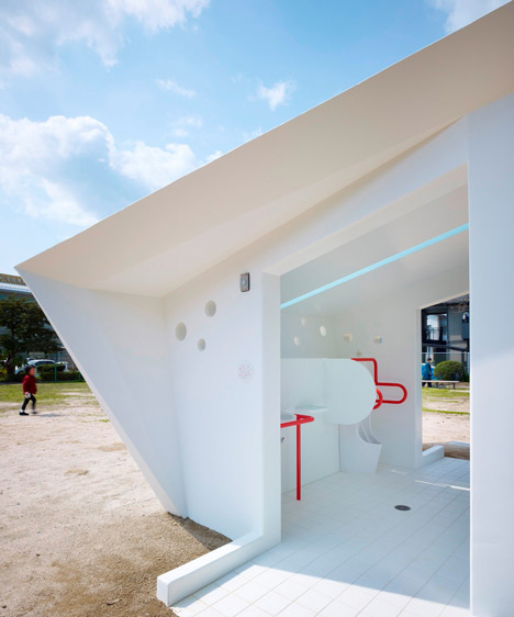 Hiroshima Park Restrooms by Future Studios Hiroshima Park Restrooms by Future Studios