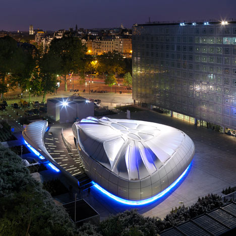 Une Architecture at the Mobile Art Pavilion by Zaha Hadid