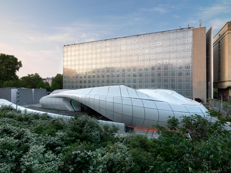 Une Architecture at the Mobile Art Pavilion by Zaha Hadid