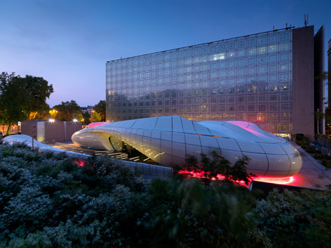 Une Architecture at the Mobile Art Pavilion by Zaha Hadid