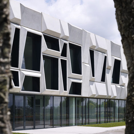 Office Building and Logistic Centre by Modostudio