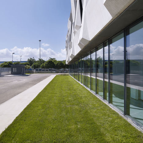 Office Building and Logistic Centre by Modostudio