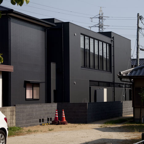 Black Slit House by Three.Ball.Cascade