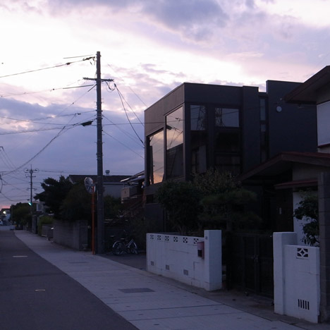 Black Slit House by Three.Ball.Cascade