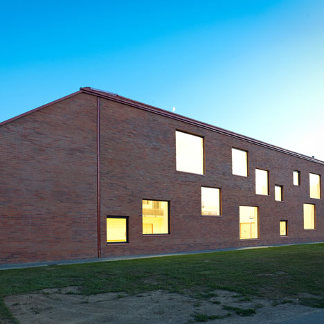 Community centre by MARP and Devenyi es Tarsa