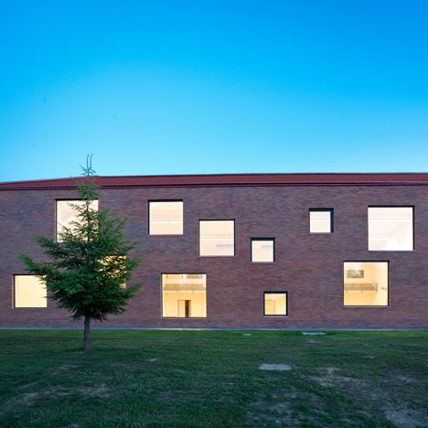 Community centre by MARP and Devenyi es Tarsa