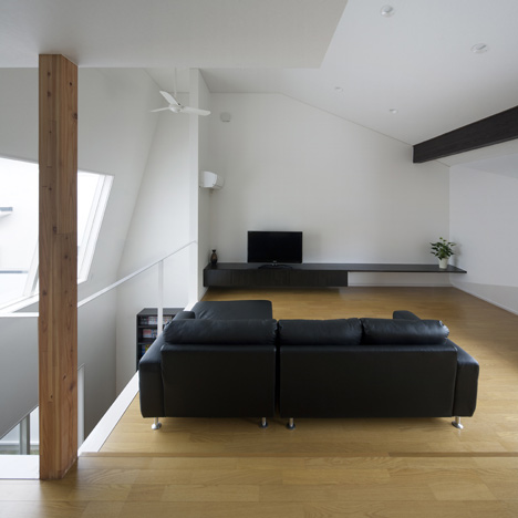Hansha Reflection House by Studio SKLIM